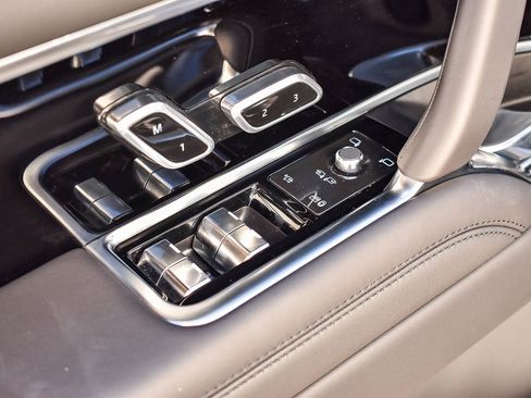 Certified 2025 Land Rover Range Rover SE image 22