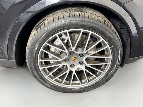 Used 2023 Porsche Cayenne Platinum Edition image 31