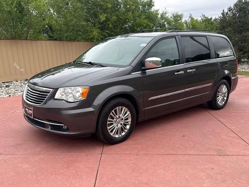 Used 2015 Chrysler Town & Country Touring-L w/ Driver Convenience Group FWD image 3
