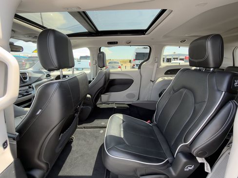 Used 2022 Chrysler Pacifica Limited FWD image 13