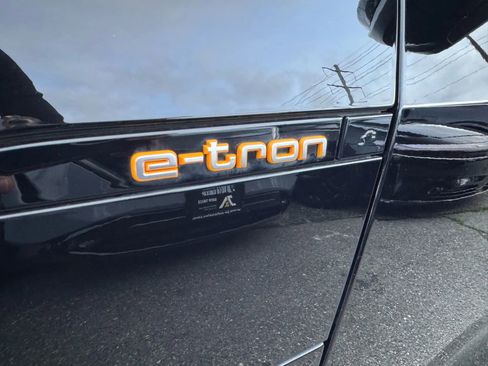 Used 2022 Audi e-tron Premium Plus image 16