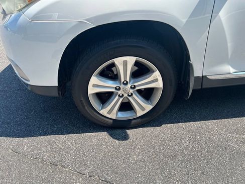 Used 2012 Toyota Highlander Limited w/ Tow Pkg AWD/4WD image 9