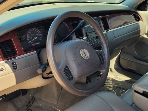 Used 2003 Lincoln Town Car Executive image 26