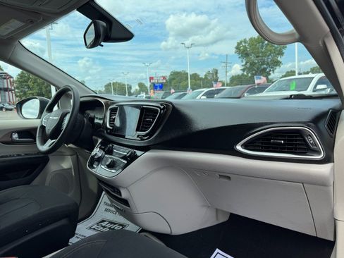 Used 2017 Chrysler Pacifica Touring FWD image 21