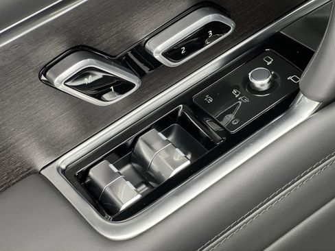 Used 2025 Land Rover Range Rover Autobiography image 13