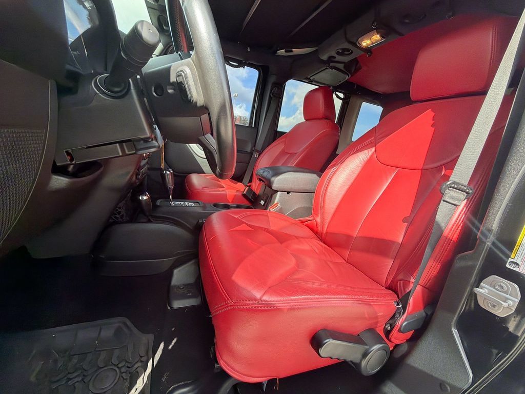 Used 2015 Jeep Wrangler Unlimited Sahara w/ Connectivity Group AWD/4WD image 16