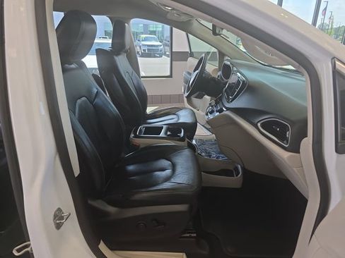 Used 2022 Chrysler Pacifica Touring-L w/ Uconnect Theater Family Group image 16