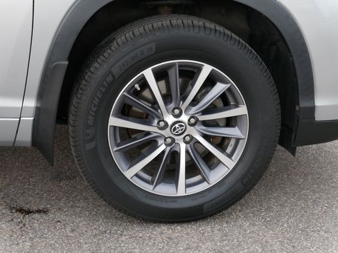 Used 2017 Toyota Highlander XLE w/ Carpet Mat Package AWD/4WD image 15