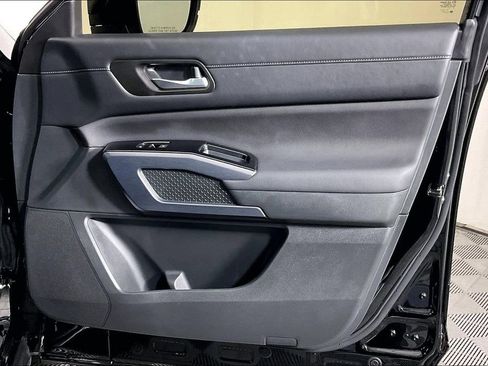 Used 2025 Nissan Pathfinder SL w/ Black Appearance Package image 25