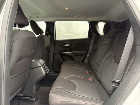 Used 2019 Jeep Cherokee Latitude w/ Popular Appearance Group image 18