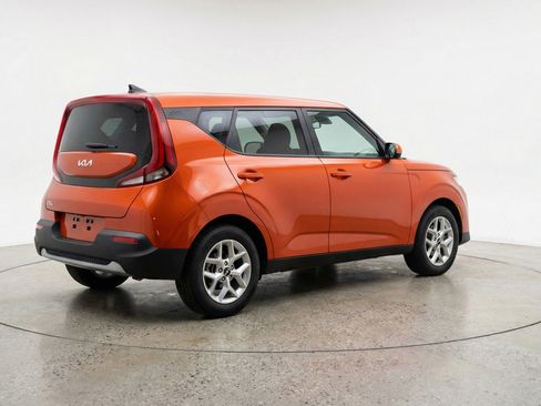 Used 2025 Kia Soul LX w/ LX Technology Package FWD image 9