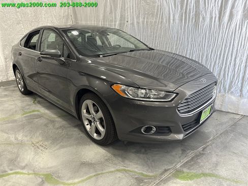 Used 2016 Ford Fusion SE image 2