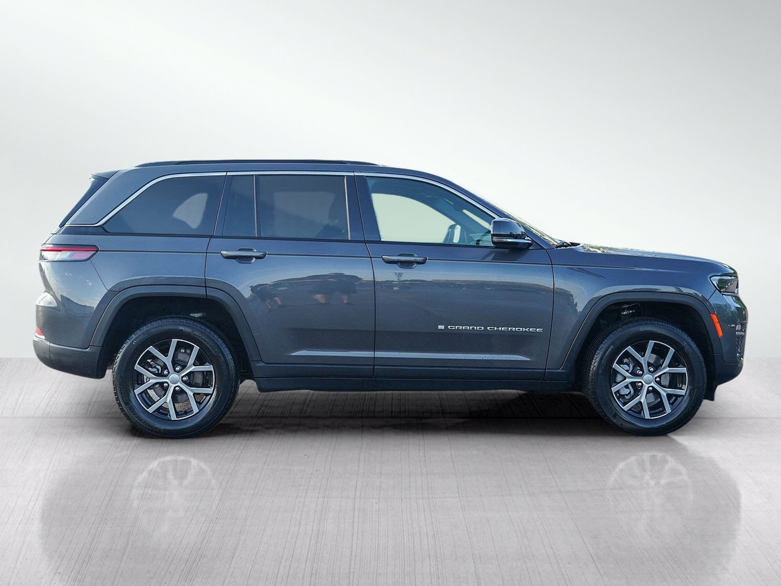 Used 2024 Jeep Grand Cherokee Limited w/ Trailer Tow Package AWD/4WD image 6