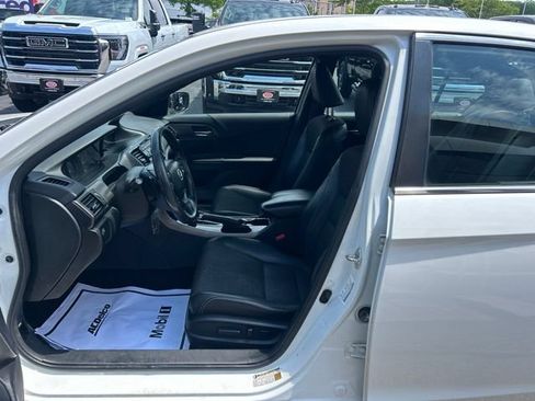 Used 2017 Honda Accord Sport image 9