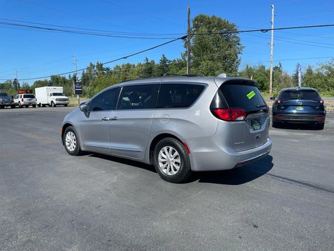 Used 2017 Chrysler Pacifica Touring-L FWD image 7