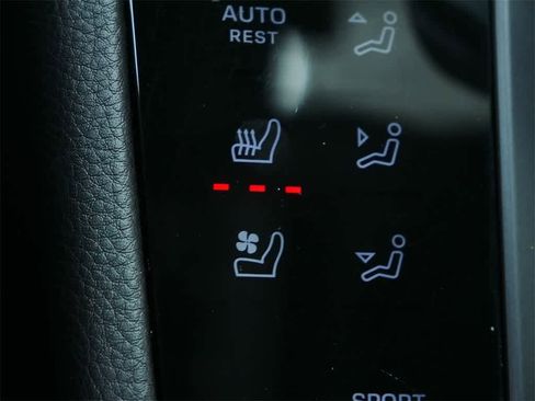 Used 2025 Porsche Macan image 26