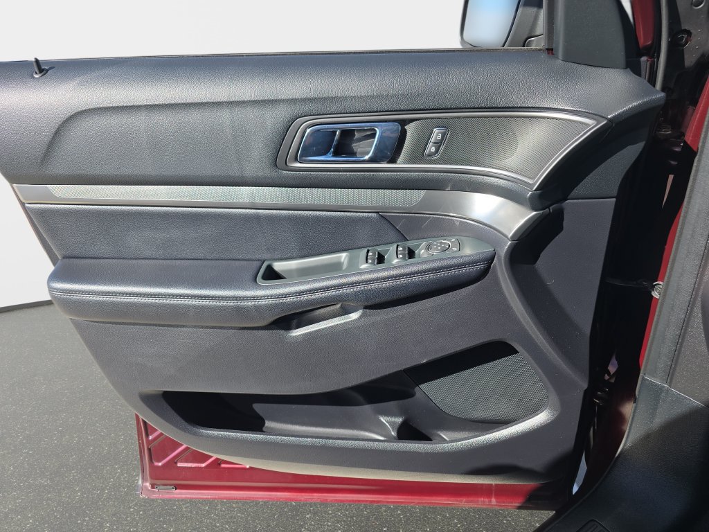 Used 2018 Ford Explorer XLT w/ Equipment Group 202A FWD image 32