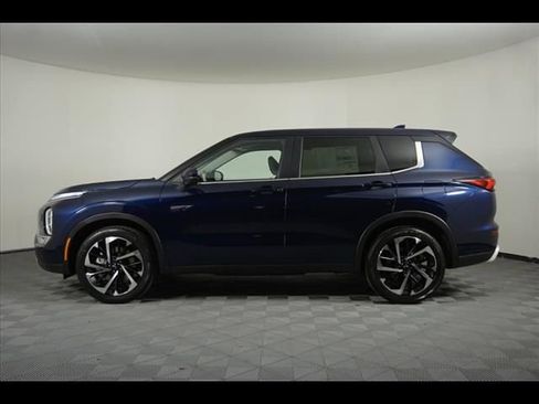 Used 2025 Mitsubishi Outlander SE image 4