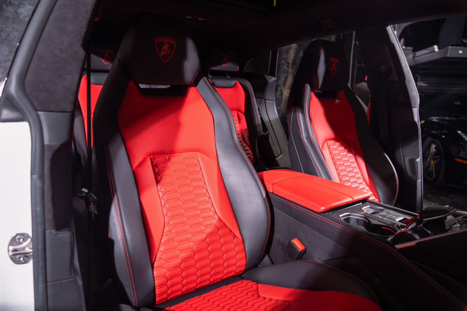 Used 2022 Lamborghini Urus AWD/4WD image 42