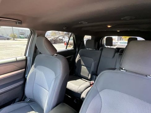 Used 2019 Ford Explorer XLT image 11