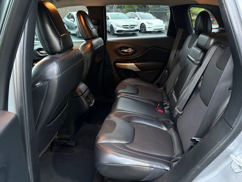 Used 2018 Jeep Cherokee Trailhawk image 15