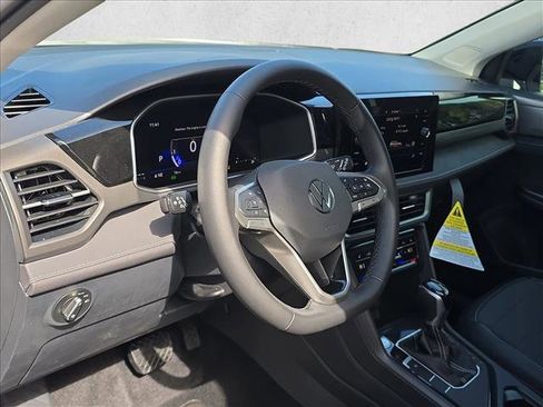 New 2026 Volkswagen Taos SE FWD image 6