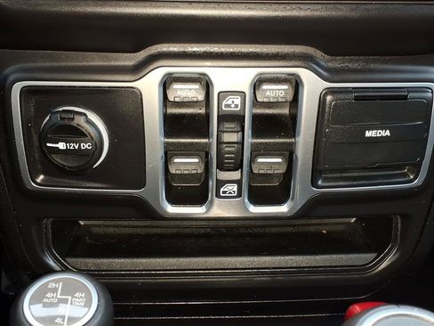 Used 2018 Jeep Wrangler Unlimited Sahara image 18