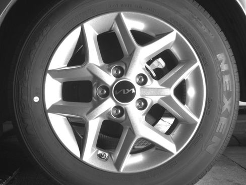 Used 2025 Kia Soul LX w/ LX Technology Package FWD image 17