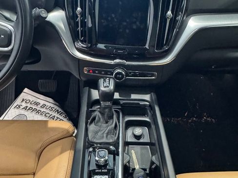 Used 2019 Volvo XC60 T5 Momentum w/ Multimedia Package AWD/4WD image 21