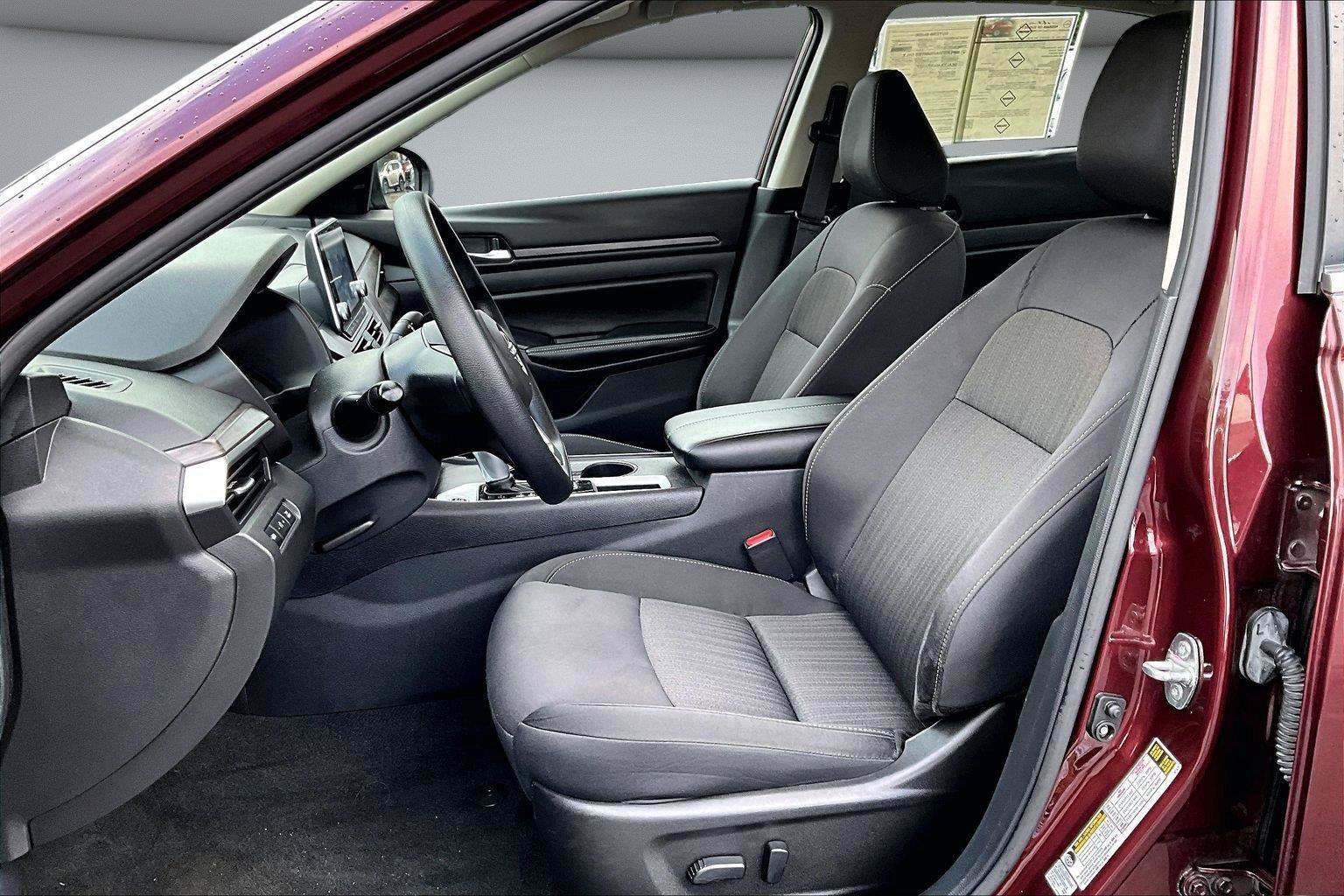 Used 2025 Nissan Altima 2.5 SV FWD image 21