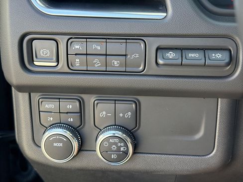 Used 2022 GMC Yukon XL AT4 w/ AT4 Premium Package AWD/4WD image 17
