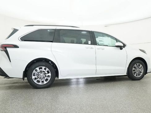 New 2026 Toyota Sienna XLE image 26