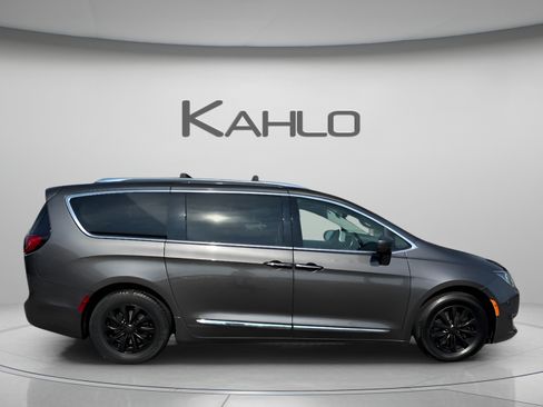 Used 2018 Chrysler Pacifica Touring-L Plus FWD image 5