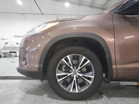 Used 2018 Toyota Highlander LE AWD/4WD image 16