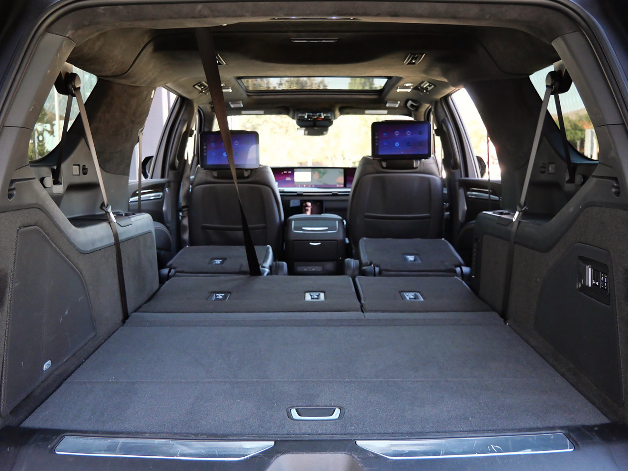 Used 2026 Cadillac Escalade ESV Platinum Sport w/ LPO, ONYX Package AWD/4WD image 22