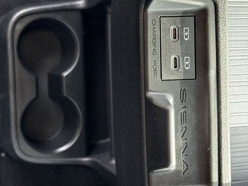 Used 2025 Toyota Sienna LE image 31