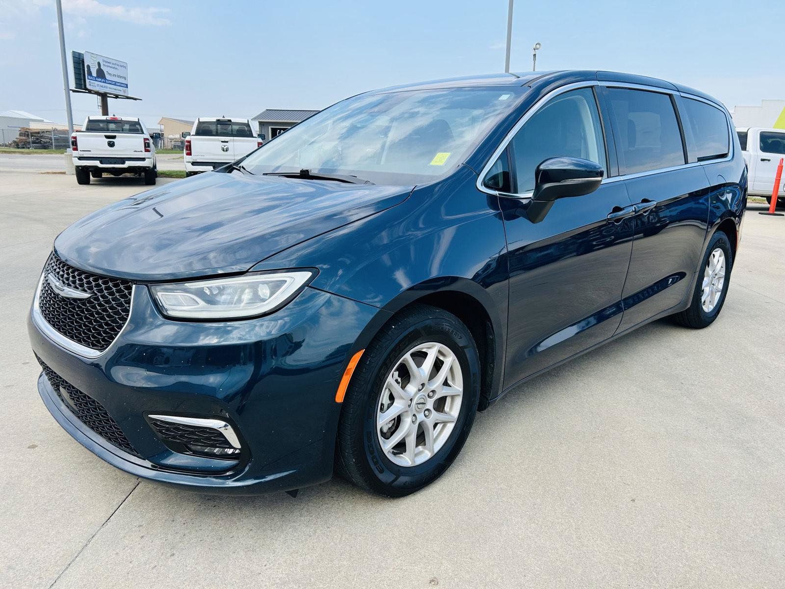 Used 2023 Chrysler Pacifica Touring-L FWD image 35