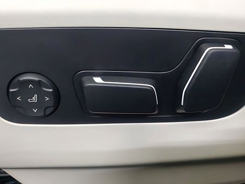 Used 2025 BMW 530i w/ Premium Package image 8