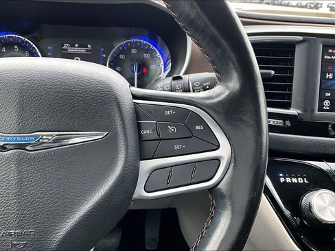 Used 2019 Chrysler Pacifica Touring-L image 15