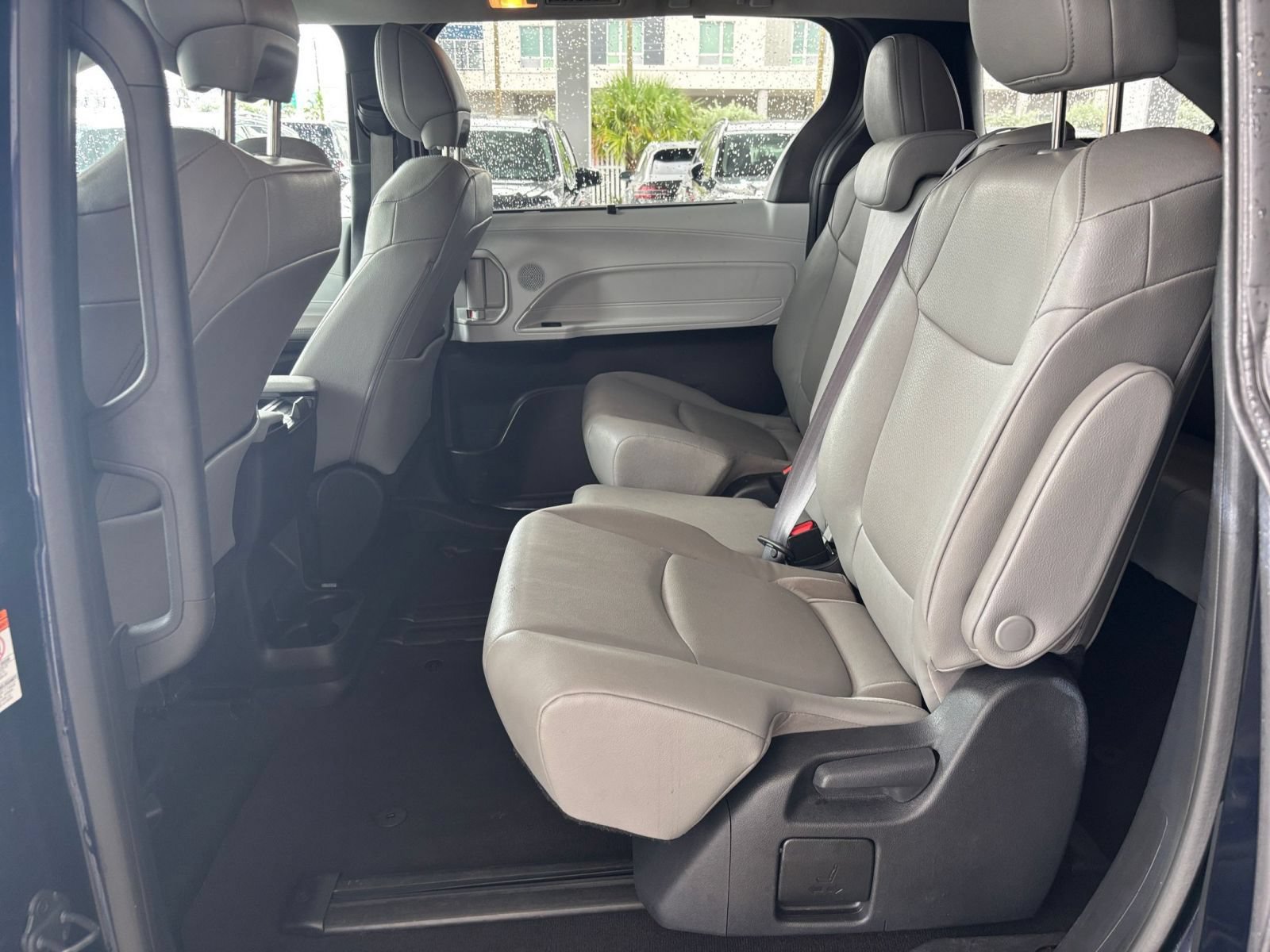 Used 2025 Toyota Sienna XLE FWD image 27