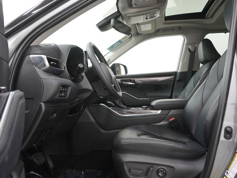 Used 2025 Toyota Highlander Limited AWD/4WD image 21