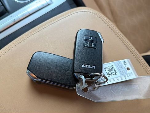 Used 2024 Kia Carnival LX FWD image 23