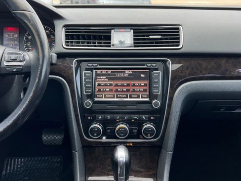 Used 2014 Volkswagen Passat 1.8T SEL Premium image 19