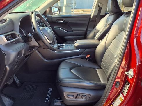 Used 2022 Toyota Highlander XLE image 17