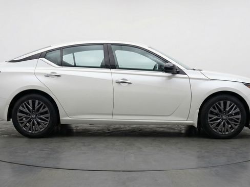Used 2025 Nissan Altima 2.5 SV FWD image 11