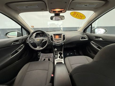 Used 2018 Chevrolet Cruze LT w/ Convenience Package FWD image 4