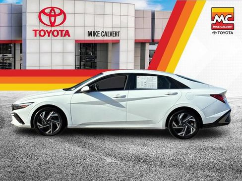 Used 2025 Hyundai Elantra Limited FWD image 2
