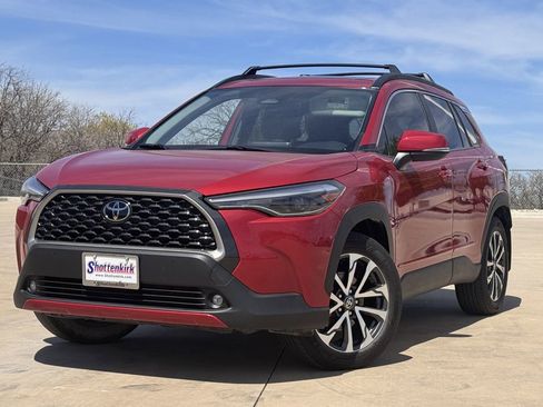 Used 2024 Toyota Corolla Cross XLE w/ Convenience Package image 2