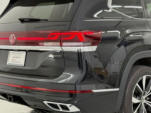 Used 2025 Volkswagen Atlas SEL Premium R-Line image 12