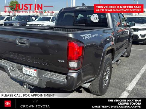 Used 2018 Toyota Tacoma TRD Sport w/ Technology Package RWD image 3